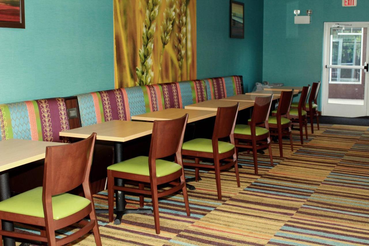 Fairfield Inn & Suites By Marriott Fairmont Buitenkant foto
