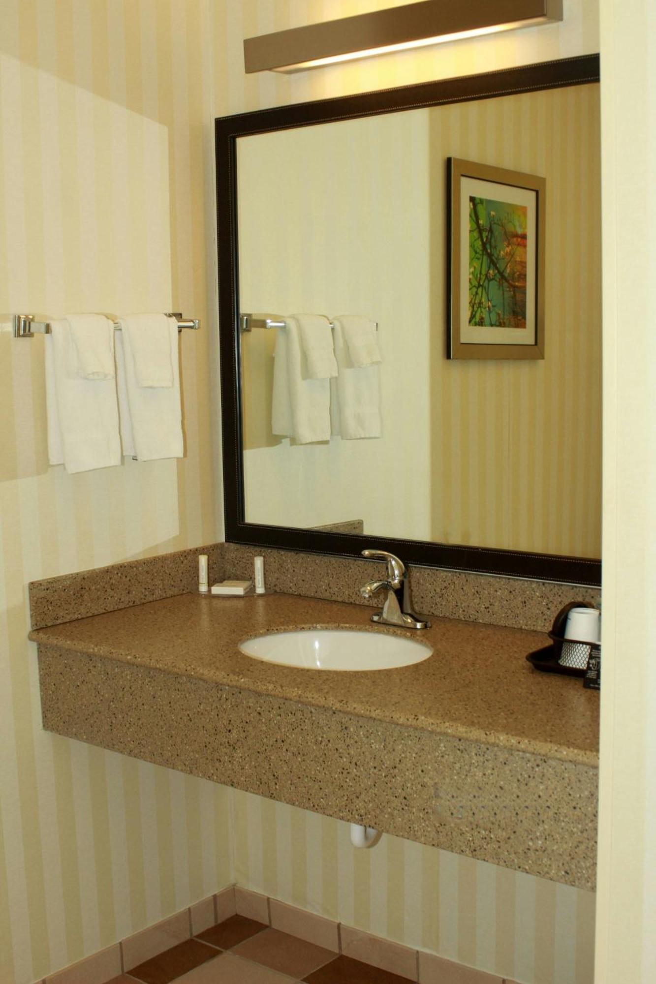Fairfield Inn & Suites By Marriott Fairmont Buitenkant foto